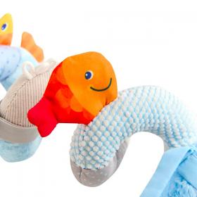 Dettaglio del Mobile a Spirale HABA Pinguino con pinguino removibile, campanellini e tessuti fruscianti da esplorare.