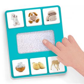 Bambino che utilizza l'Enciclopedia Tattile Montessori per classificare texture e sviluppare la percezione tattile